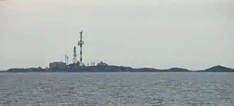 Маяк в 2007 году (слева от радиобашни).