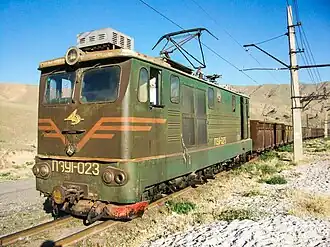 Односекционный четырёхосный узкоколейный электровоз ПЭУ1 с кузовом вагонного типа и двумя кабинами