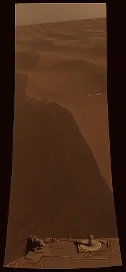 MarsDial марсохода «Оппортьюнити» на фоне естественного цвета Марса, откалиброванного благодаря цветовой мишени солнечных часов