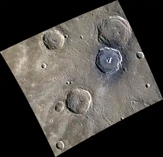 Бронте — самый большой кратер (верхний правый). Прямо под ним — кратер Дега.