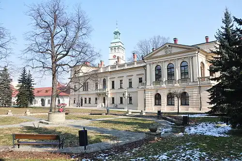 Западный фасад дворца в 2011 году