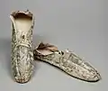 Женские туфли с ленточками-завязками из шёлкового брокара, шёлка. льна и кожи (Индия, ок. 1825)