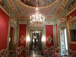 Одна из парадных комнат дворца.