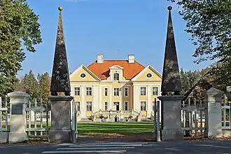 Главные ворота мызы