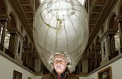 Панамаренко на фоне дирижабля «Aeromodeller»