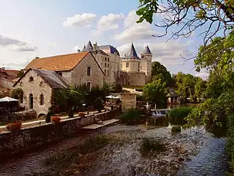 Вид замка со стороны реки Шаранта