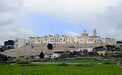 Вид на Локоротондо с характерными домами, называемыми куммерсе(итал. cummerse)