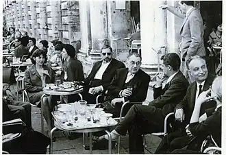 Мулас второй справа (в профиль), лицом к нему сидит Ман Рэй