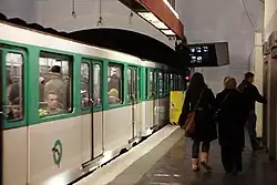 Отъезжающий со станции поезд