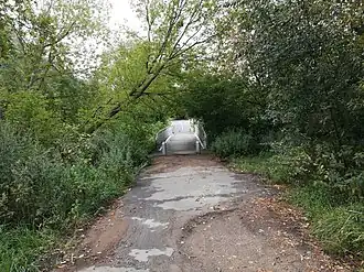 Участок Боровского шоссе у моста через Раменку.  Один из входов в парк