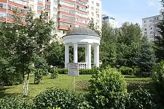 Ротонда в парке микрорайона