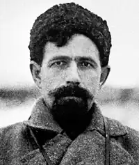 Один из авантюристов революции и Гражданской войны, балтийский матрос Дыбенко П. Е. Пользовался огромной популярностью среди революционных матросов. Сыграл ключевую роль в событиях октября 1917 года, склонив на сторону большевиков слабо поддававшихся какому-либо контролю моряков Балтийского флота