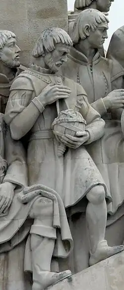 Скульптура Педру Нунеша на памятнике первооткрывателям в Лиссабоне