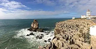 Маяк на мысе Кабу-Карвоэйру и архипелаг Берленгаш на дальнем фоне.