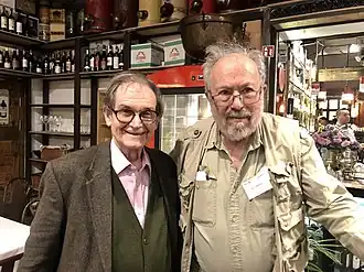 Эзра Ньюмен (справа) и Роджер Пенроуз