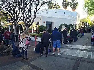 Очередь на резервирование автомобиля в день презентации. Уолнат-Крик, Калифорния