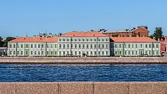 Здание СПбГУ, в котором располагается филологический факультет, на Университетской набережной