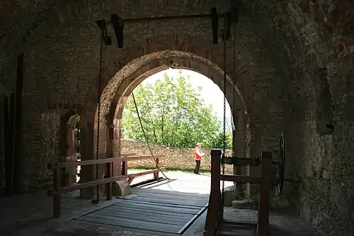 Подъёмнвй мост перед главными воротами