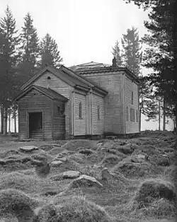 Утраченная церковь Успения Богородицы, на переднем плане — типичные вепсские могилы с каменными плитами, 1943 год