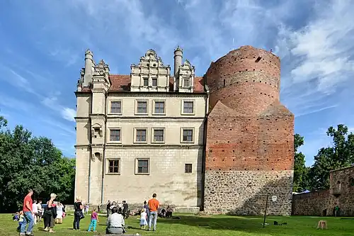 Западное крыло и башня