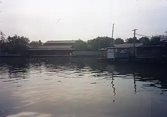 Вид на канал Пхракханонг с территории храма Ват Махабут, известного из-за легенды о призраке Мэ Нак Пхра Кханонг