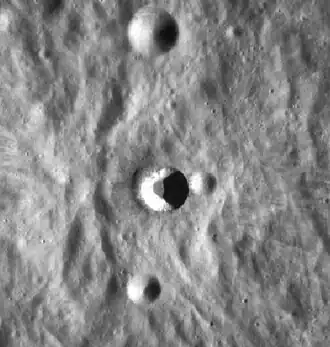 Снимок зонда Lunar Reconnaissance Orbiter. Кратер Пьераццо в центре снимка.