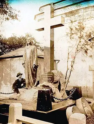 Пьетро Кюфферле у надгробия Петра Атрыганьева своего авторства