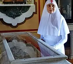 Сестра Иерусалимского Свято-Елисаветинского сестричества у мощей святой Елизаветы.