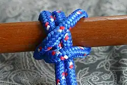 Паловый узелПерекрёстный У. легко развязывается и завязывается. Прочный и не скользит.