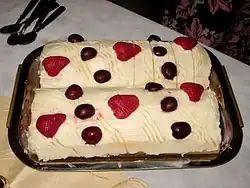 Рулеты, украшенные ягодами. Аргентина