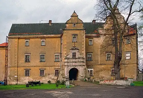 Передний фасад замка