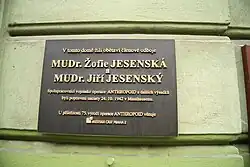 Мемориальная доска, посвящённая Жофии и Иржи Есенским, на ул. Ресслова в Праге.