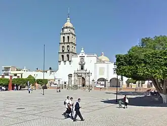 Главная площадь и церковь в Комонфорте