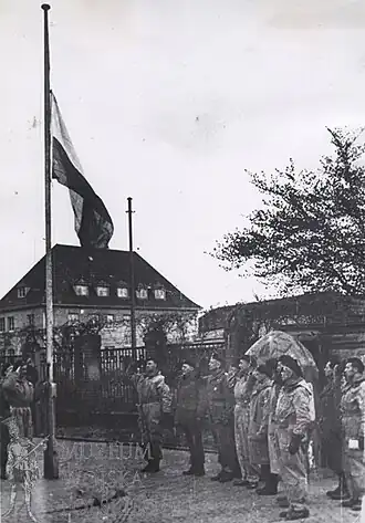 Подъём польского флага в Вильгельмсхафене. 5 мая 1945 года