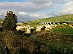 Мост через среднее течение между коммунами Пьетраперция и Кальтаниссетта