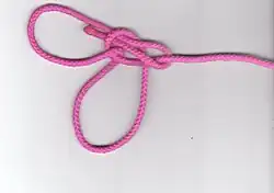 4. Обернуть коренной конец троса ходовым и вставить в колышку третий раз.