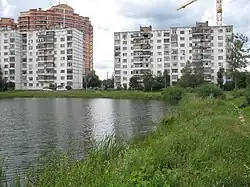 Дома у пруда