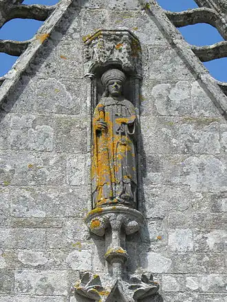 Статуя святого над входом в часовню святого Тужана в Примелене