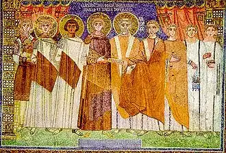 В базилике Сант-Аполлинаре-ин-Классе в Равенне император Константин IV Погонат носит хламиду, похожую на хламиду Юстиниана I, тёзку его сына и преемника.