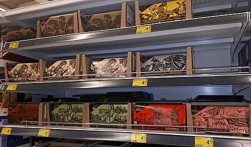 Восемь видов молочного и тёмного шоколада с орехами марки «Kalev» на прилавке таллинского магазина