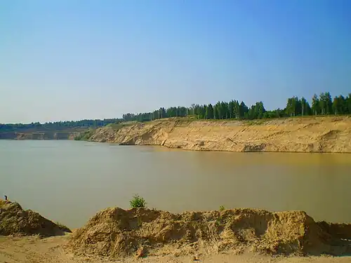 На краю обрыва остатки хозпостроек д. Пугарево