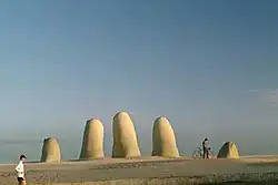 Скульптура «Рука»