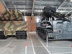 Вид с кормы. Слева — корма сверхтяжёлого танка Maus