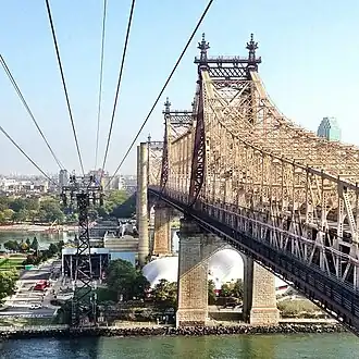 Мост Куинсборо, на котором Зелёный гоблин удерживает в заложниках Мэри Джейн и детей