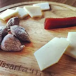 Десерт из сушёного инжира, айвы и сыра Манчего