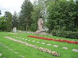 Братские могилы около церкви