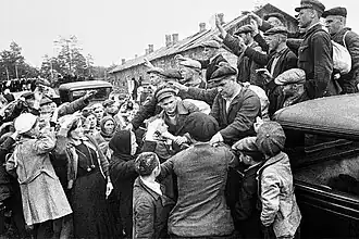Добровольцев провожают в народное ополчение. СССР, 2 сентября 1941 года. Фото Н. Ф. Боде.