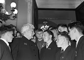 Иван Якушкин (второй слева) на встрече с комсомольцами. Москва, 1956 год.