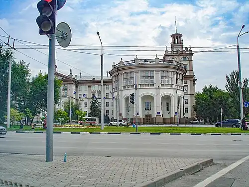 Главный корпус Ростовского института железнодорожного транспорта на площади