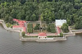 Дворец Монплезир и часть Нижнего парка